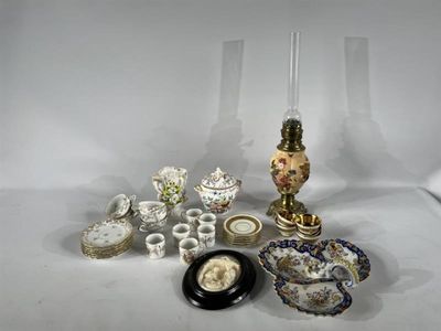 un grand nombre d'objets posés sur une table
