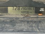 un gros plan du tableau de bord d'une voiture avec un compteur de vitesse