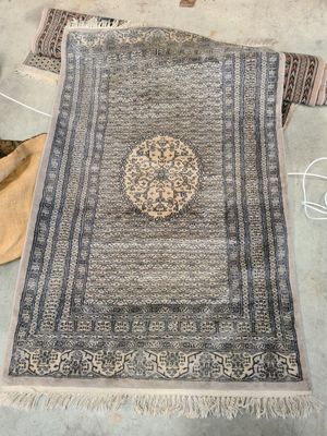 un tapis posé par terre à côté d'un sac