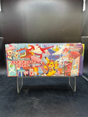 un gros plan d'un flipper Pokémon posé sur une table