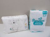 deux paquets de couches pour bébé posés sur un plan de travail