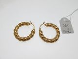 une paire de boucles d'oreilles en or