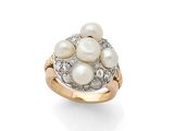 une bague ornée d'une perle de culture et d'un bouquet de diamants