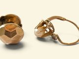paire de boucles d'oreilles en or ornées de perles et de diamants sur fond blanc