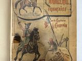 un vieux livre sur lequel figure le dessin d'un homme à cheval