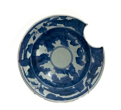 un bol bleu et blanc sur une surface blanche