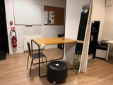 un bureau et une chaise dans une pièce équipée d'un tableau blanc