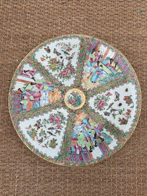 une image représentant une assiette décorative posée sur un tissu en burlock