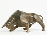 statue d'un taureau sur fond blanc