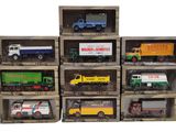 six modèles différents de camions miniatures dans une boîte en bois