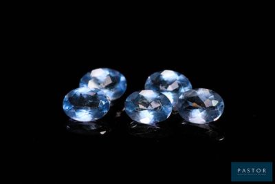 un lot de trois topazes bleues topaze bleue topaze bleue topaze bleue topaze bleue topaze bleue topaze bleue topaze bleue topaze bleue topaze bleue