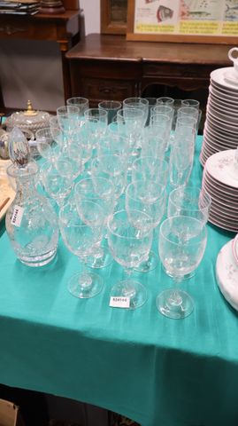 Partie de service en cristal gravé : 12 verres à eaux, 11 verres ...
