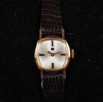 gros plan d'une montre sur une surface noire
