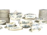 beaucoup d'assiettes et de tasses sur la table