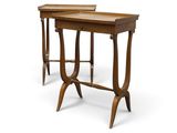 deux tables avec un plateau en bois et deux pieds, sur fond blanc