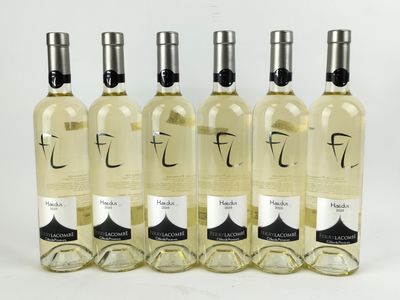 six bouteilles de vin blanc sont alignées
