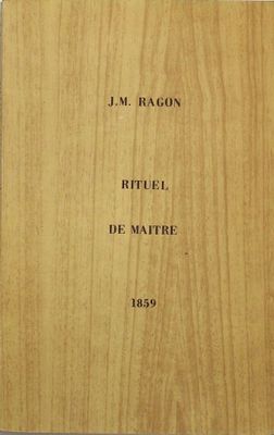 un vieux livre à la couverture en bois posé sur une table