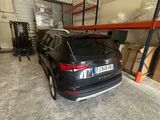 La voiture est garée dans le garage de l'entrepôt.