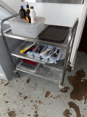 Chariot inox sur roulettes Vente à l'Hôtel des ventes - 26 b…