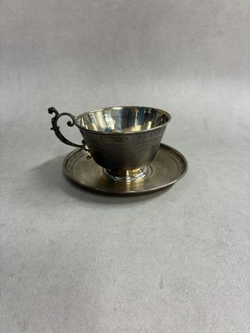 Tasse piédouche et sa sous tasse en argent guilloché (Minerve). P