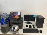 un bureau sur lequel se trouvent un ordinateur, un clavier, une souris et d'autres objets