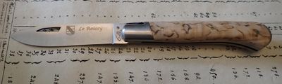 un couteau posé sur une feuille de papier