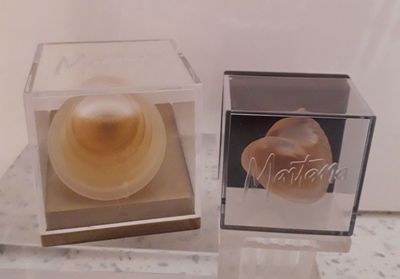 deux boîtes contenant chacune un petit objet