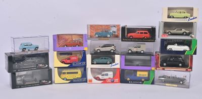 de nombreux modèles de voitures différents exposés dans une vitrine