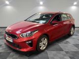 une voiture rouge garée dans un garage au sol en damier