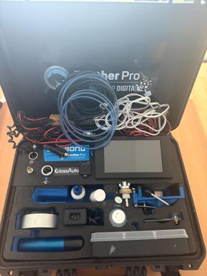 une mallette noire contenant du matériel électronique, posée sur une table