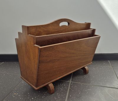 un porte-revues en bois muni d'un compartiment à magazines