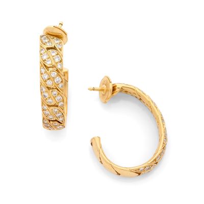 une photo d'une paire de boucles d'oreilles créoles en or serties de diamants