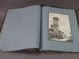 un livre sur lequel figure l'image d'un bâtiment