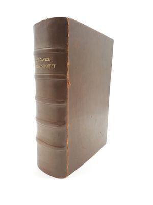 un vieux livre posé sur une table blanche à côté d'un mur blanc
