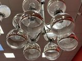 les nombreuses lampes suspendues au plafond de la pièce