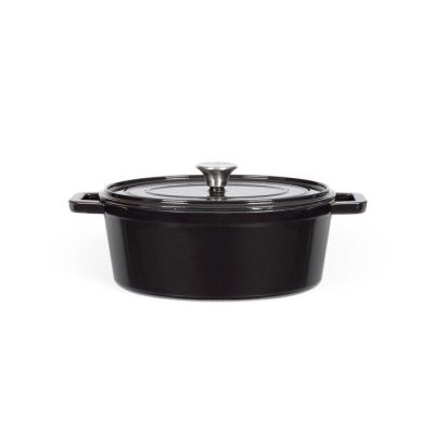 une cocotte noire avec un couvercle sur fond blanc