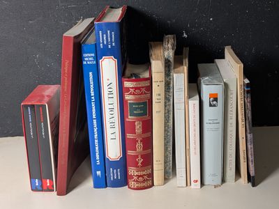 plusieurs livres posés ensemble sur une étagère