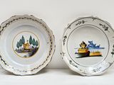 deux assiettes avec l'image d'un bateau et un bateau dessus