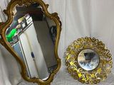 un miroir et un miroir posé sur un lit recouvert d'un drap blanc