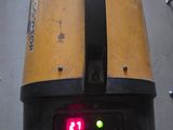 une machine jaune et noire équipée d'un voyant rouge