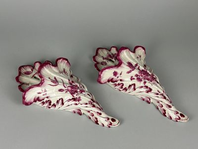 deux motifs représentant des fleurs peintes en blanc et en rouge sur un fond gris