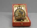une petite boîte contenant une montre, posée sur une table
