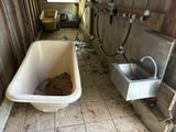 une baignoire au milieu d'une salle de bains sale