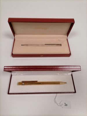 a pen in a box with a pen in it