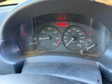 un gros plan du tableau de bord d'une voiture, avec un compteur de vitesse et des jauges