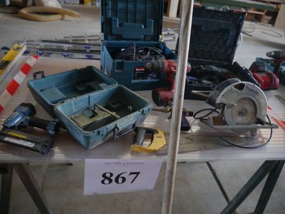 de nombreux outils posés sur une table, accompagnés d'une étiquette de prix