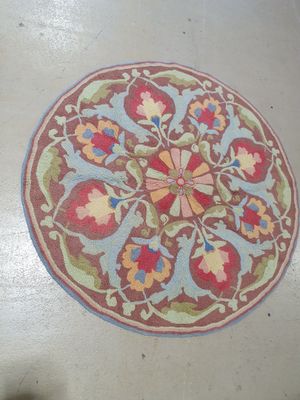 Tapis des indes tuffté à medaillon entouré de rosaces et vol…