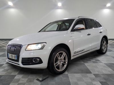 l'audi suv blanc est garé sur un carrelage à carreaux