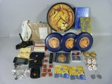 une table sur laquelle se trouvent une horloge et divers objets