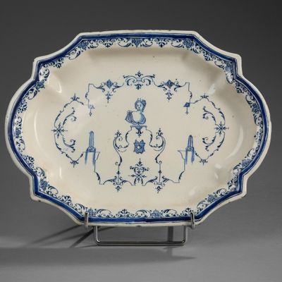 un plat bleu et blanc orné d'un motif d'oiseaux et de fleurs